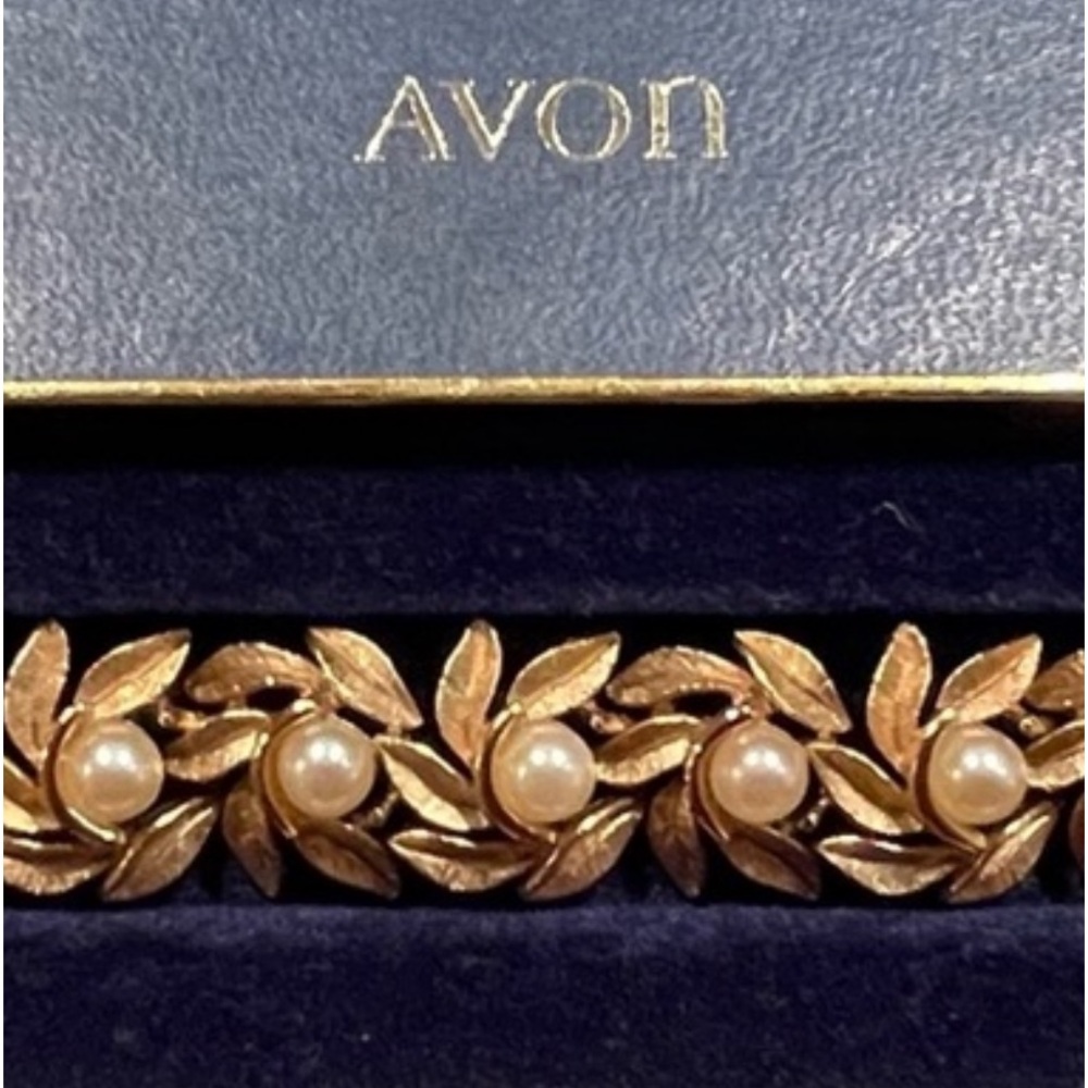 Avon gold tone bracelet with faux pearls